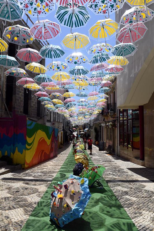 一座葡萄牙小城 因雨伞而色彩斑斓