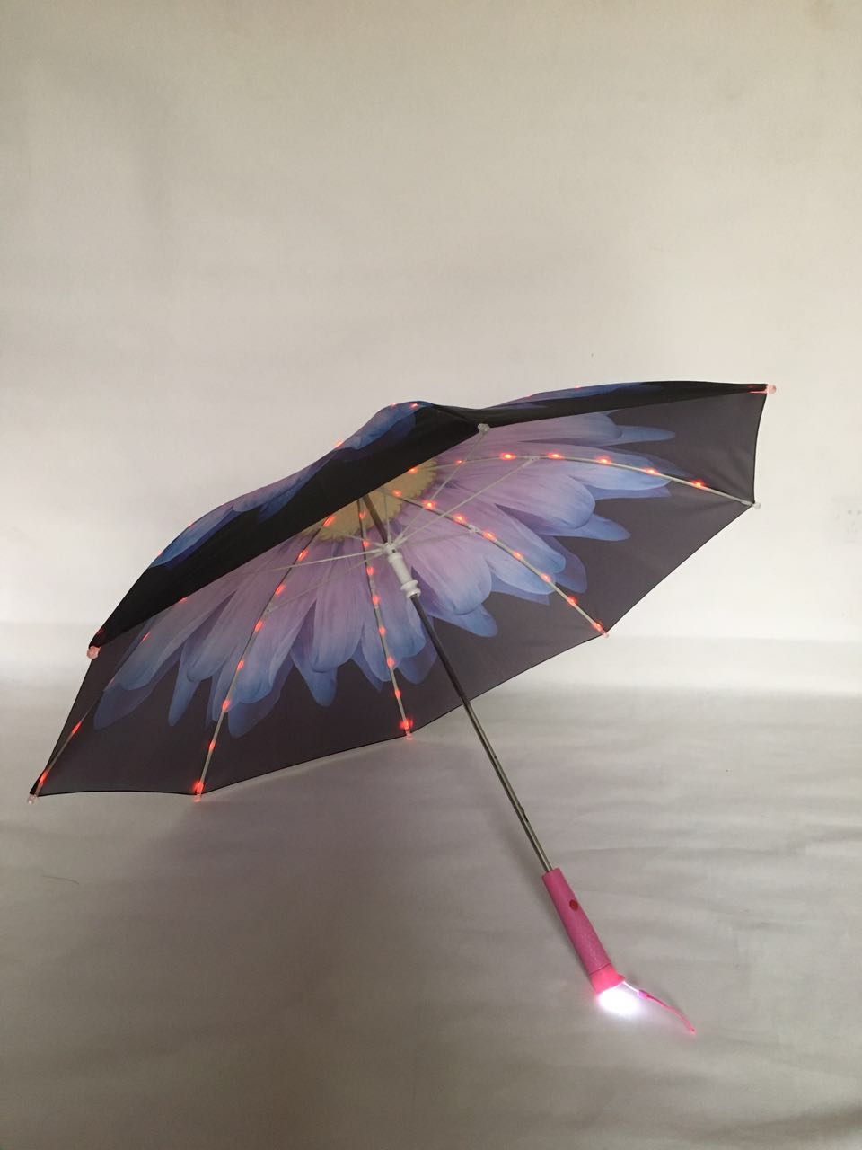 灯光伞，灯光与彩布如此灿烂的配合